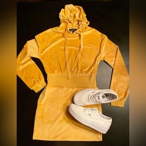 Dress in like a mustard size:Small,SUPER SOFT~ it’s like Velour material